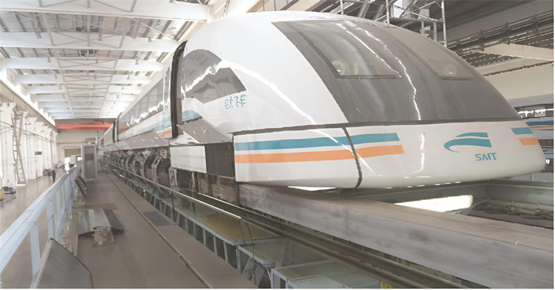 上海磁懸浮車頭和裙板